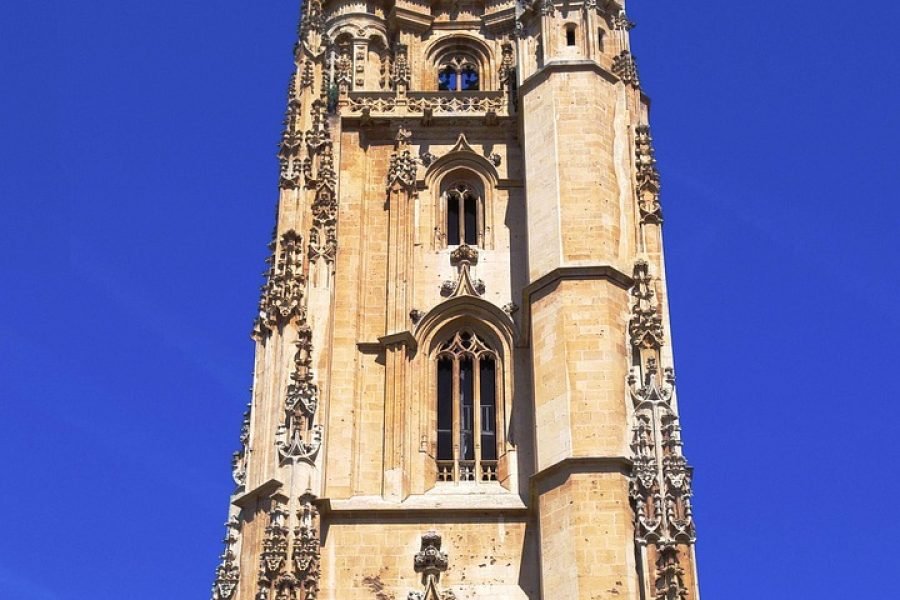 De la Costa al Arte: Oviedo y Gijón en un Día